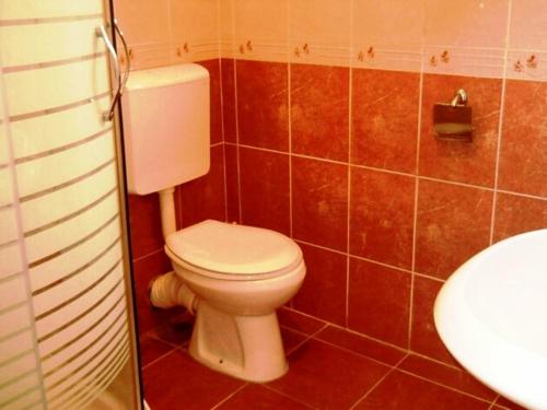伊加洛Apartments Sun Igalo Montenegro的浴室配有白色卫生间和盥洗盆。
