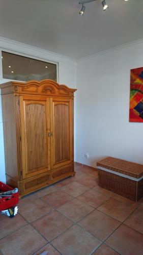 萨尔布吕肯Suite Olivier的客房设有木制橱柜和瓷砖地板。