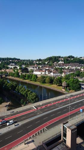 萨尔布吕肯Suite Olivier的河流旁高速公路的空中景观