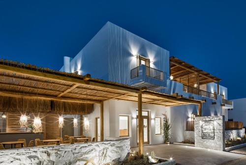 阿达玛斯Arco Solium Suites的蓝色天空白色房子