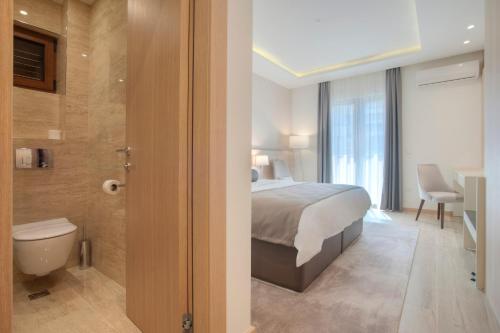 布德瓦Hotel Vela的一间卧室配有一张床,浴室设有卫生间