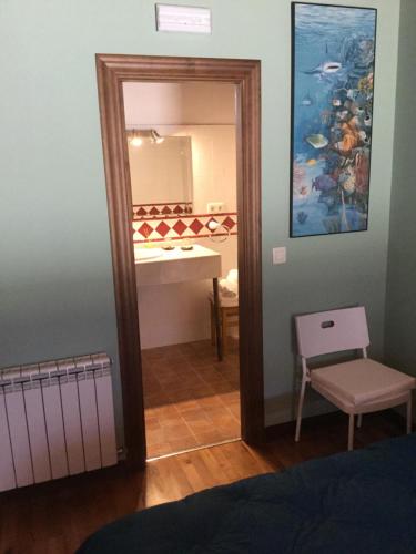 阿里翁达斯El interior de Gaia的卧室配有镜子、水槽和桌子