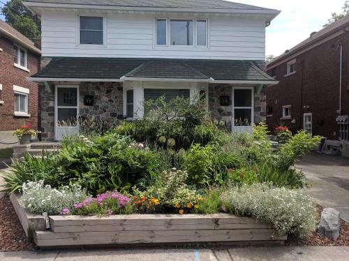 渥太华Elcho's ExplOre Ottawa #3的鲜花屋前的花园