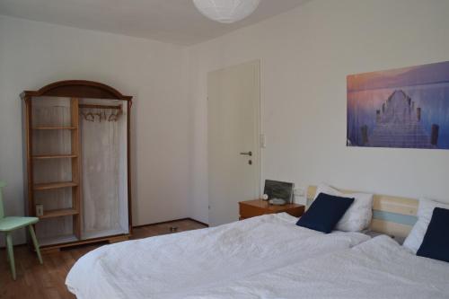 施奥弗灵Vintage-Ferienwohnung für 2的一间卧室设有两张床,墙上挂着一幅画