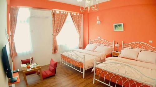 安平区莉莉安民宿的一间卧室设有两张床和窗户。