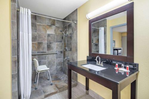慕斯克尔浅滩戴斯酒店的一间浴室