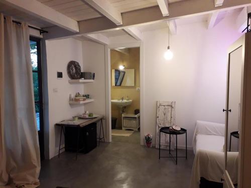 阿拉代奥Casetta Vacanza in Campagna的客房设有床、书桌和水槽