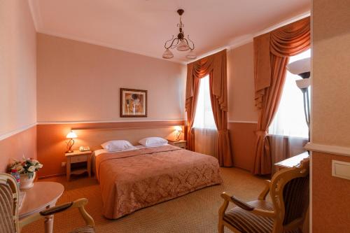 顿河畔罗斯托夫顿河畔罗斯托夫冬宫酒店的酒店客房设有一张床和两个窗户。