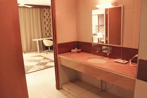 吉布提大西洋酒店的一间带水槽和镜子的浴室