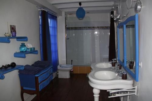 翁弗勒尔布革庄园住宿加早餐旅馆的浴室配有白色水槽和卫生间。