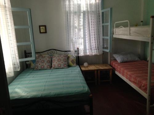 伊里斯斯Summer Den的一间卧室配有两张双层床和一张带枕头的床。