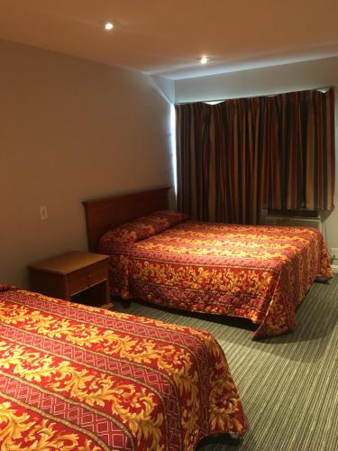 英格尔伍德LAX世纪旅馆的酒店客房设有两张床和窗户。