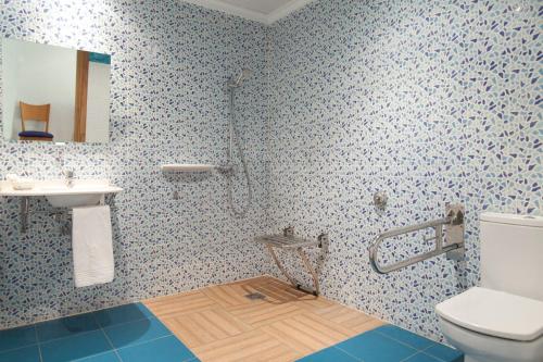 贝尼卡西姆贝索卡酒店的一间带卫生间和水槽的浴室