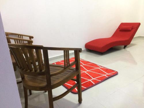 丹那美拉Sesuci Murni Homestay的木椅和红色凳子