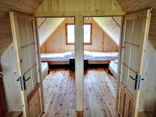 WielowieśDorotkowy Domek的小木屋内景,设有两张床