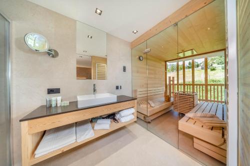 科尔福索自然三角洲酒店 的一间带水槽和镜子的浴室