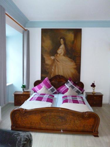 福森Lucky Home Sissi Appartment的一间卧室配有一张壁画床