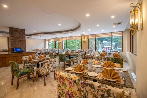 西姆拉Larisa Shimla的用餐室设有桌椅和窗户。