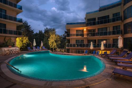 奥布佐尔Apart Complex Aquamarine的酒店前的游泳池