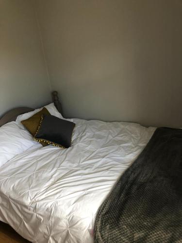 利斯托尔Castle View的一张白色的床,上面有黑色枕头