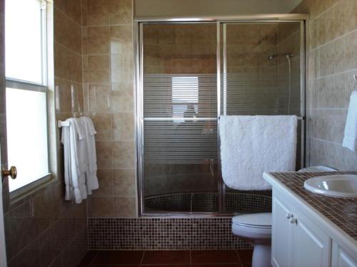 瓦利海洋露台公寓式酒店的带淋浴、卫生间和盥洗盆的浴室