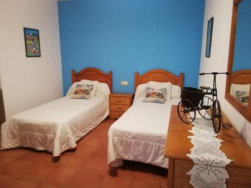 MorañaCasa Da Pallota的蓝色墙壁客房的两张床