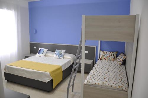 加利波利Ventidimaregallipoli的一间卧室配有一张床和一张双层床。