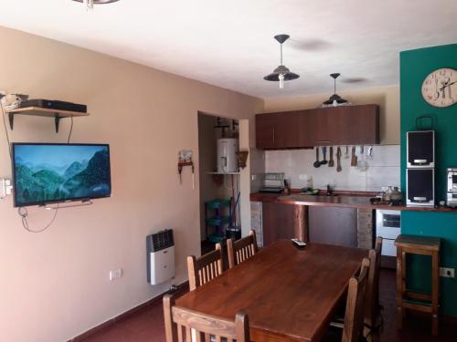 克鲁兹镇Terrazas de mayu的厨房配有桌子,墙上设有电视