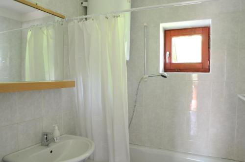 布莱德Architect’s house - peaceful and minimalistic的浴室配有淋浴帘和盥洗盆。