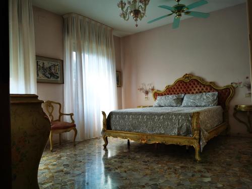 威尼斯丽都Cà ARIVANLIAL Venice villa apartament的一间卧室配有一张床和吊扇