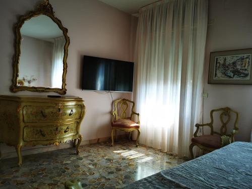 威尼斯丽都Cà ARIVANLIAL Venice villa apartament的一间卧室配有梳妆台、镜子和一张床