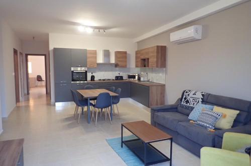 拉巴特Rabat Falcon Apartment的带沙发和桌子的客厅以及厨房。