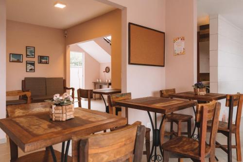 弗洛里亚诺波利斯Pousada Moquirido的用餐室配有木桌和椅子