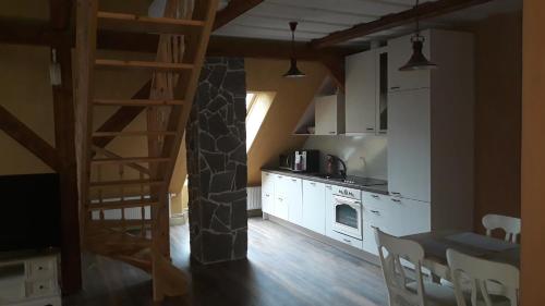 维尔扬迪Vana Kasiino Apartement的一间厨房和用餐室,房间内设有楼梯