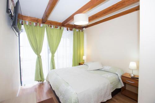 维纳德马Hostal Ravello - ex Viña Bella的一间卧室设有一张床和一个大窗户