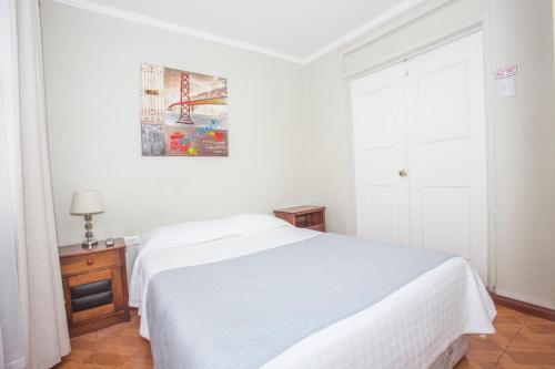 维纳德马Hotel Santisimo的白色的卧室设有白色的床和窗户。