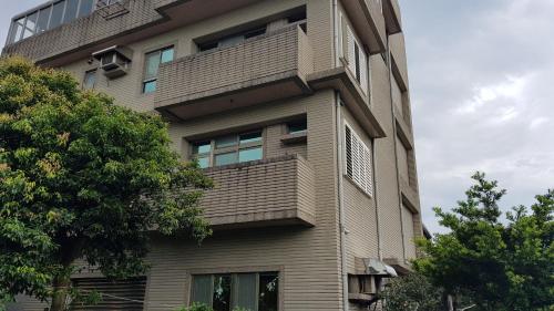 头城Toucheng Homestay的带阳台的高公寓大楼