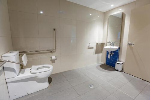凯恩斯Global Backpackers Cairns的一间带卫生间和水槽的浴室