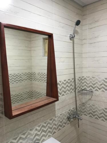 迪利然Verin Tun的浴室墙上的镜子