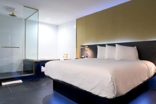 Glen Capri Inn and Suites - Burbank Universal客房内的一张或多张床位