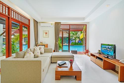 奈扬海滩L'esprit De Naiyang Beach Resort - SHA Extra Plus的带沙发和电视的客厅
