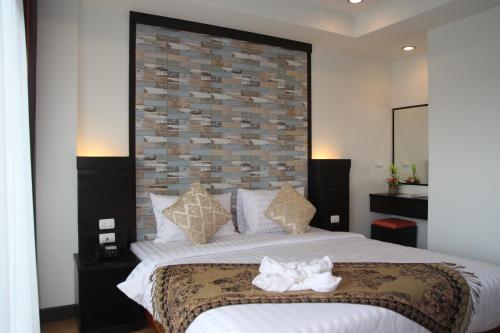 北碧塞雷纳酒店的一间卧室配有一张大床和毛巾
