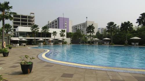 当格浪斯威夫特艾尔帕勒斯机场酒店的城市中心的大型游泳池