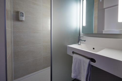 圣埃尔斯B&B HOTEL Montpellier Vendargues的一间带水槽和镜子的浴室
