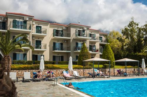 弗拉哈塔Antonia Hotel的一个带游泳池的度假村,人们坐在椅子上