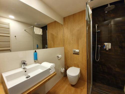 米耶伦科Apartament w Mielenku nr 19 - 365PAM的一间带水槽、卫生间和淋浴的浴室