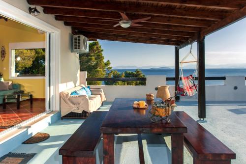 萨拉米斯Saronic Seafront的一个带桌子的海景庭院