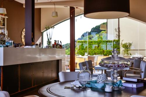 贝尔杰吉Dominio Mare Resort & SPA的一间设有桌子的餐厅,一间设有美景酒吧