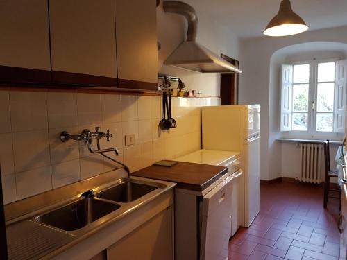 塞拉韦扎Antico Uliveto的厨房配有水槽和台面