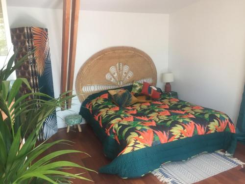 Saint-RemèzeInsolite Bois Cailloux avec Spa的一间卧室配有一张带彩色毯子的床